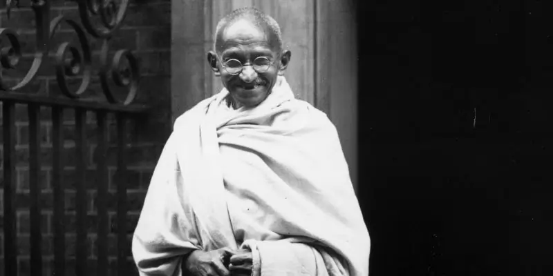 Imagem de Gandhi, um homem quase careca, de óculos, sorridente e com um pano envolvendo seu dorso. Texto: Direitos civis: afinal, o que são e como surgiram?