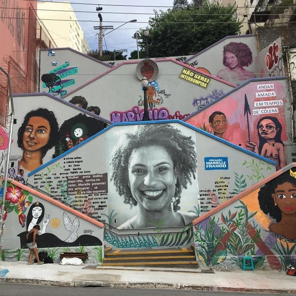 Escadaria e memorial em homenagem a Marielle Franco, na região de Pinheiros, em São Paulo (2019). A imagem foi reproduzida do arquivo pessoal e com autorização da autora, AFolego, no Instagram. 