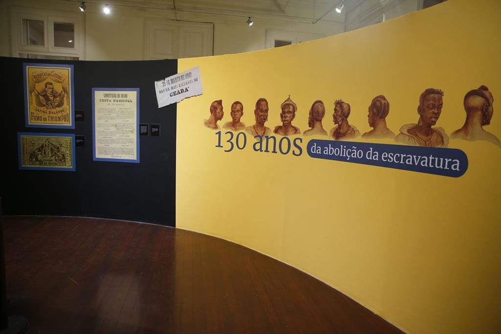 Fotografia de exposição 130 anos da Abolição da Escravatura.