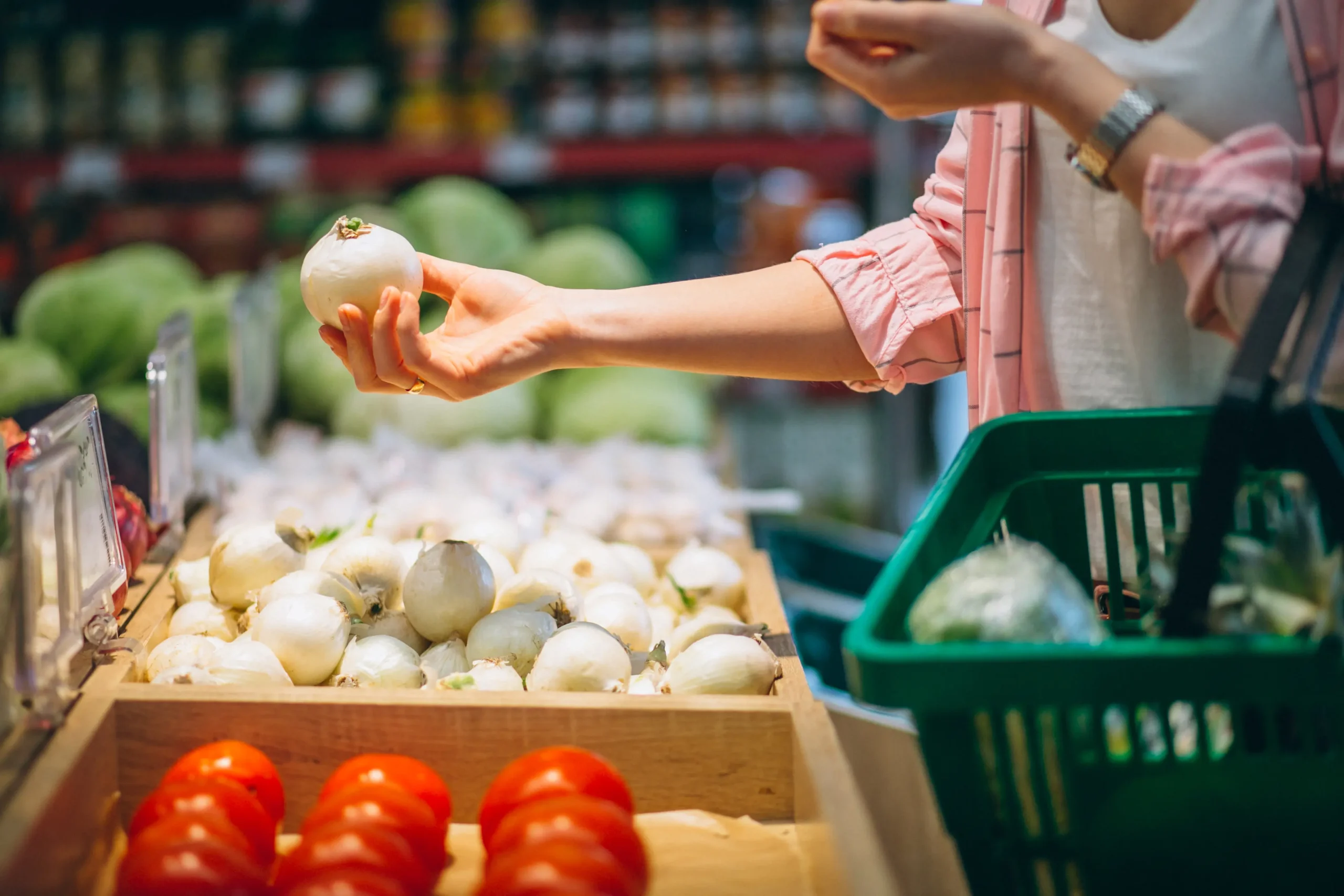 Alimentos em supermercado.