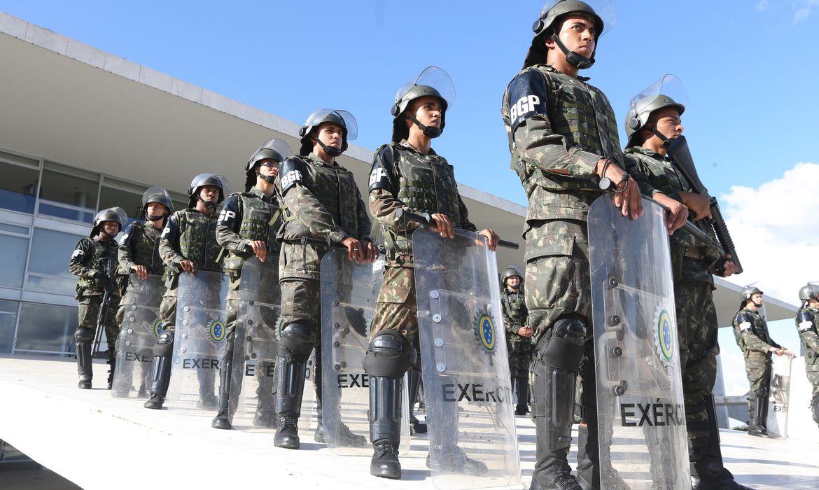 Soldados do Exército Brasileiro no Palácio do Planalto.