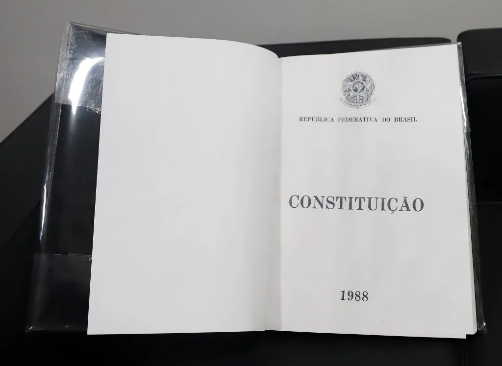 Constituição Federal de 1988 Livro da Constituição Federal aberto