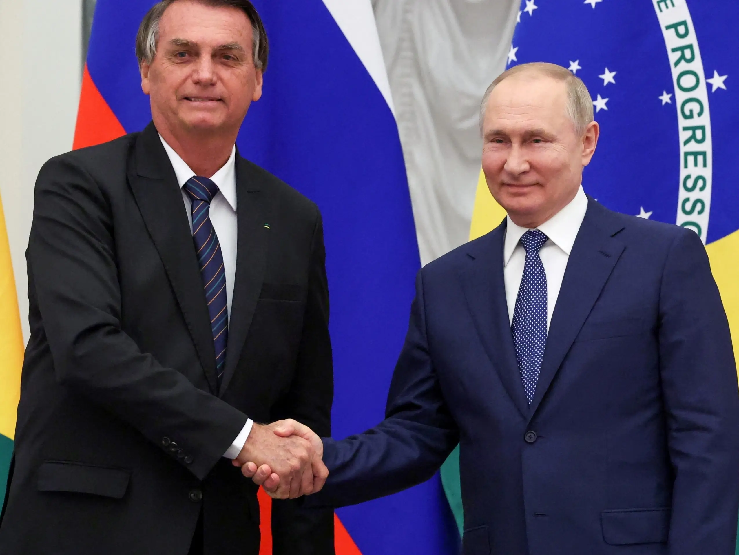 Diplomacia presidencial À esquerda, Jair Bolsonaro, à esquerda, Vladimir Putin.