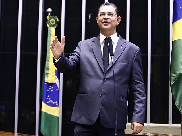 Deputado Sóstenes Cavalcante Homem, deputado, discursando em plenário