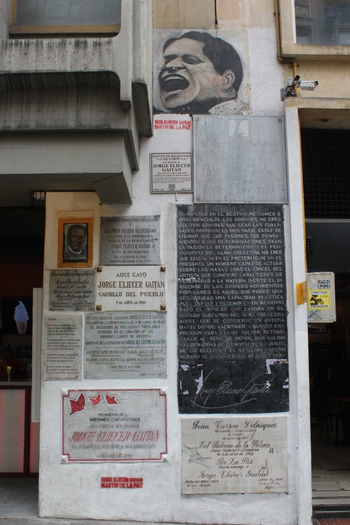 Parede com homenagens á Jorge Eliércer Gaitán.