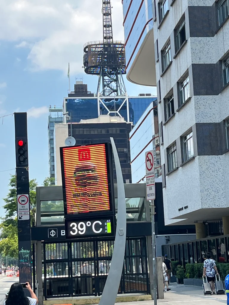 Termômetro de rua mostrando calor extremo.