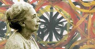 A imagem apresenta uma colagem com uma foto de Nise da Silveira e uma pintura. Nise está de lado e olha para frente. Seu cabelo está amarrado em um coque.