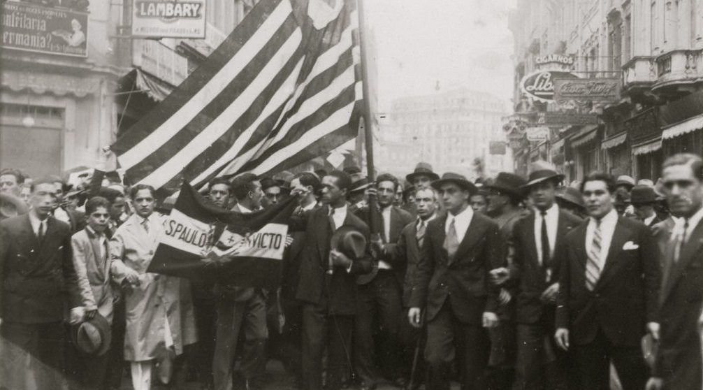 Manifestantes na Rua XV de Novembro, em São Paulo-SP, durante os protestos ocorridos em 23 de maio de 1932. Imagem: Wikimedia Commons. Revolução Constitucionalista.