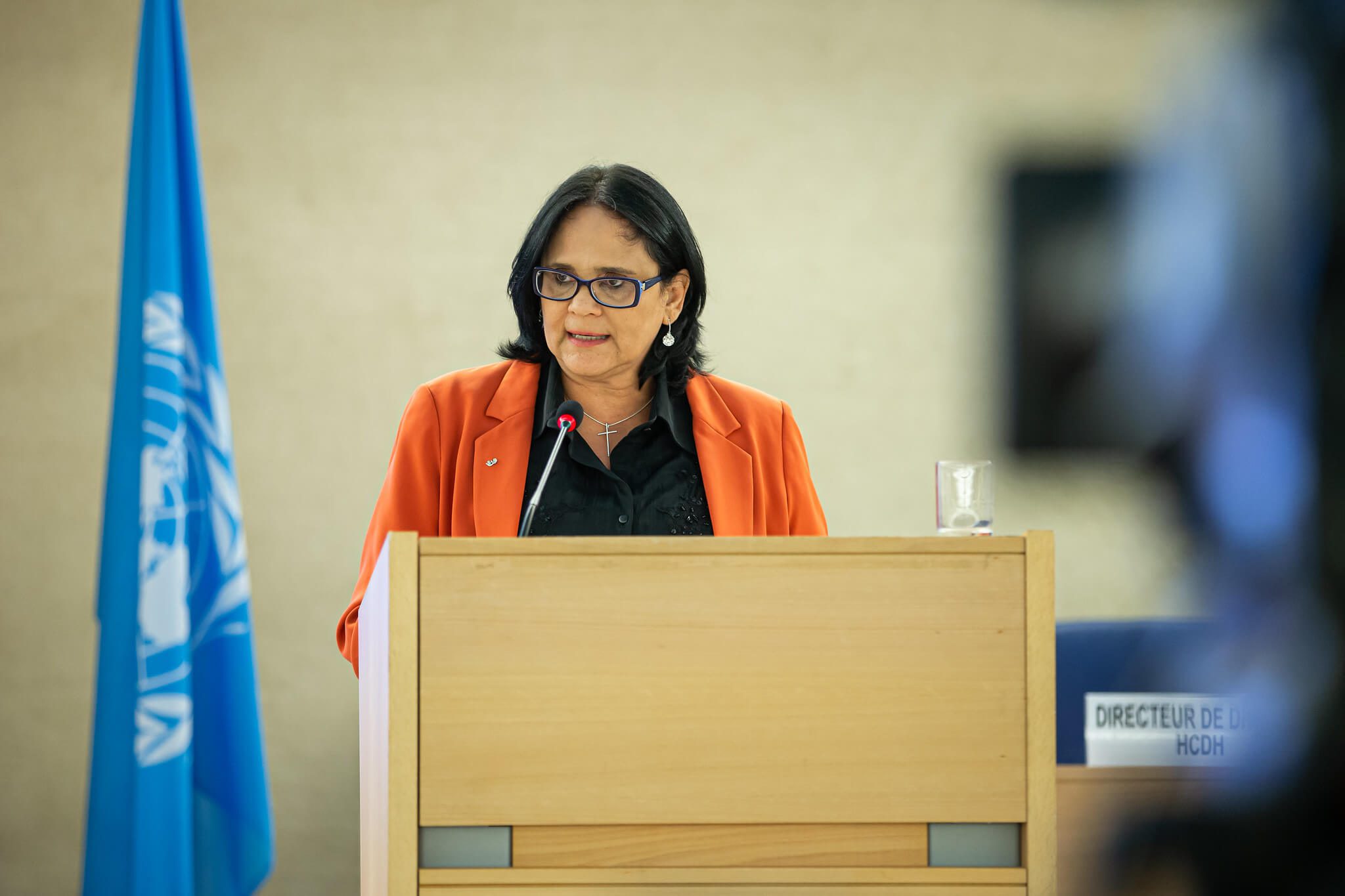 Ministra Damares Alves do Ministério da Mulher, Família e Direitos Humanos em discurso.