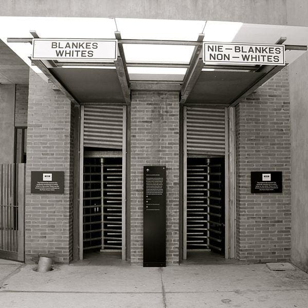 A foto mostra a entrada do museu do apartheid em Joanesburgo. Ele possui duas entradas, para brancos e não-brancos.