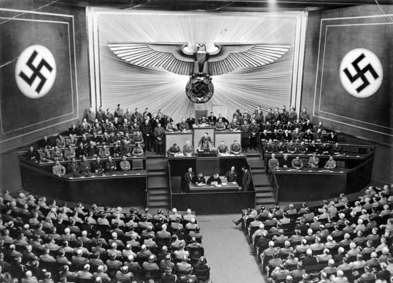 Discurso de Hitler durante sessão histórica do Reichstag (parlamento) em 1941. Texto: Segunda Guerra Mundial: como impactou a história?