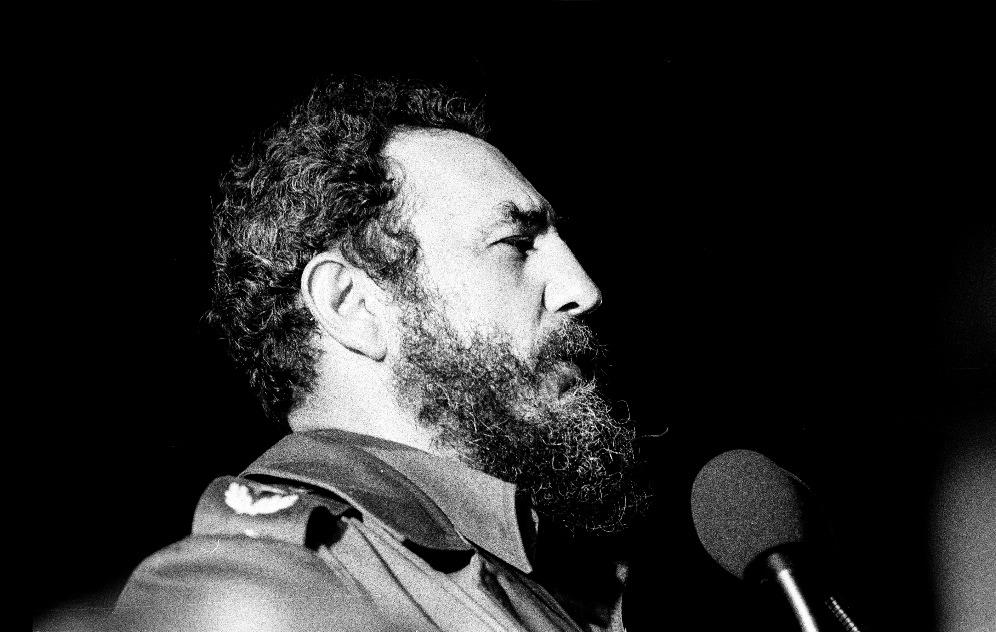 Fidel Castro, em 1978. Homem em frente ao microfone prestes a discursar para um público