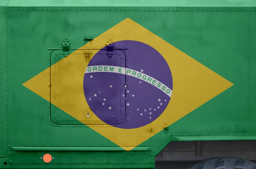 Bandeira do brasil descrita na parte lateral do caminhão militar blindado