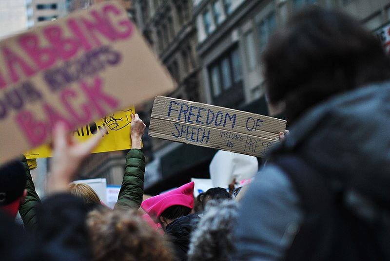Manifestação pedindo por liberdade de expressão
