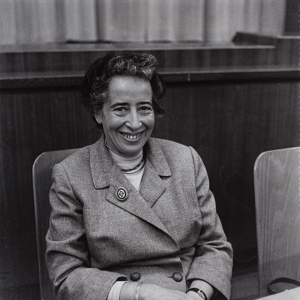 Hannah Arendt no 1º Congresso de Críticos da Cultura, 1958.
Imagem: Wikimedia Commons / Barbara Niggl Radloff