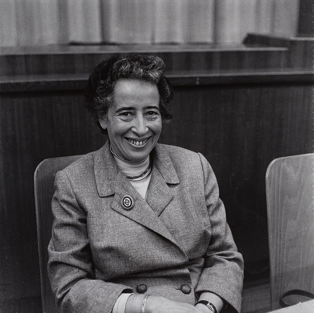 Hannah Arendt no 1º Congresso de Críticos da Cultura, 1958.
Imagem: Wikimedia Commons / Barbara Niggl Radloff