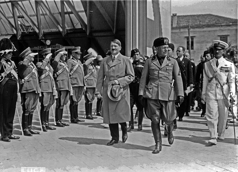 Hitler e Mussolini em visita à Veneza (Itália), em 1934. Texto: Segunda Guerra Mundial: como impactou a história?