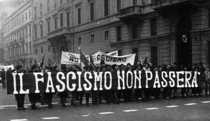 Foto de ato antifascismo na Itália.