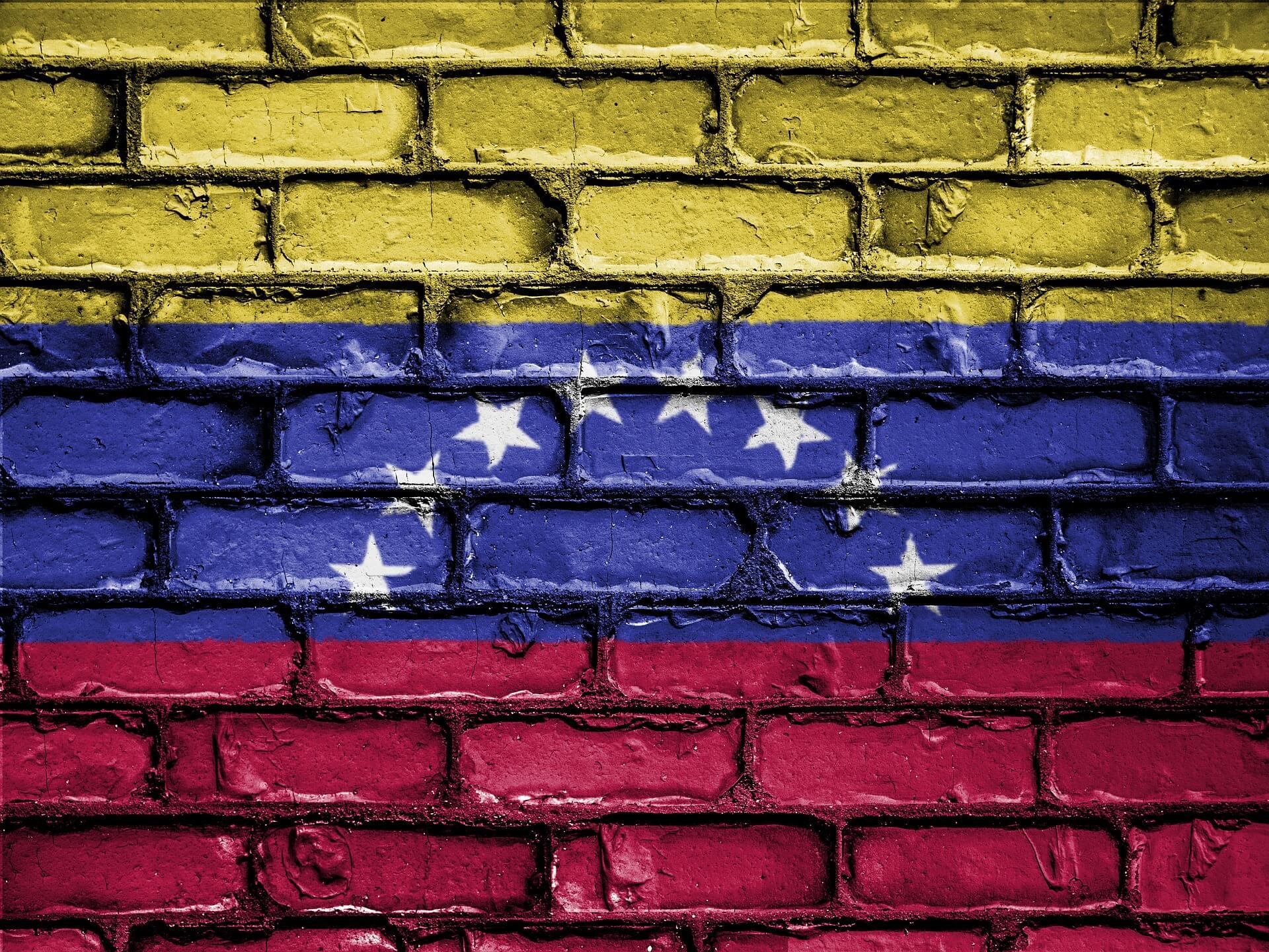 Bandeira da Venezuela pintada sobre um muro. (Foto: Pixabay)