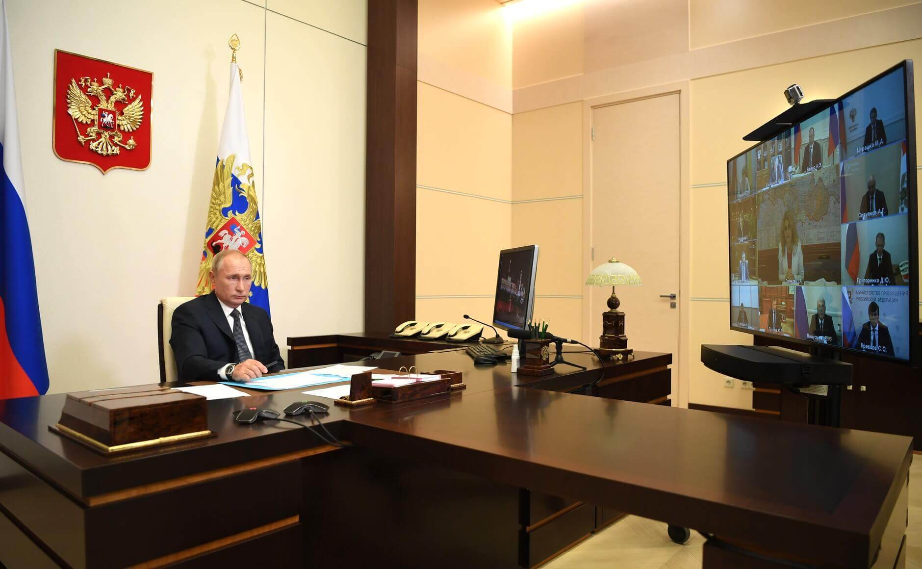 Presidente russo Vladimir Putin durante reunião com membros do governo. (Via: Fotos Públicas)
