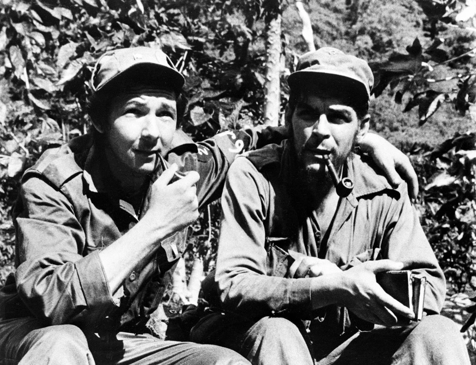 Raúl Castro, à esquerda, com Ernesto Guevara em 1958 durante a Revolução Cubana. Fotografia em preto e branco: Raúl Castro, à esquerda, com Ernesto Guevara em 1958 durante a Revolução Cubana. Muito se discute sobre a violência política na Revolução Cubana.
