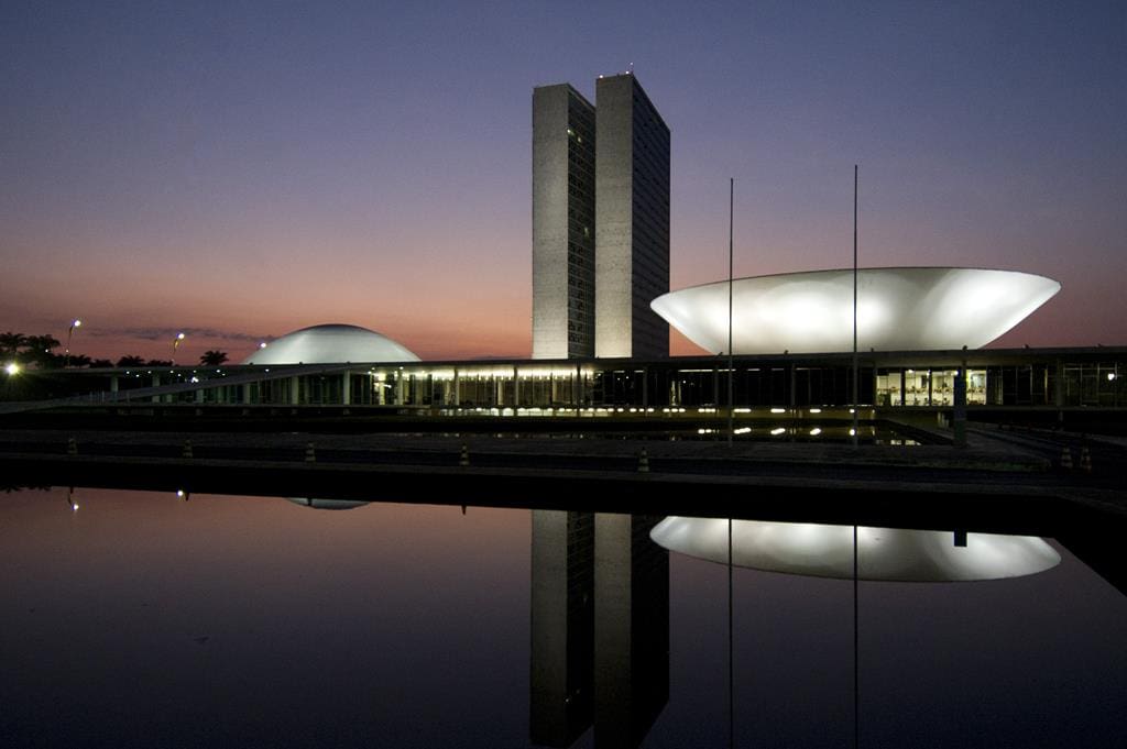 Imagem do Congresso Nacional de noite. Texto: Poder Legislativo: o que é e como funciona?