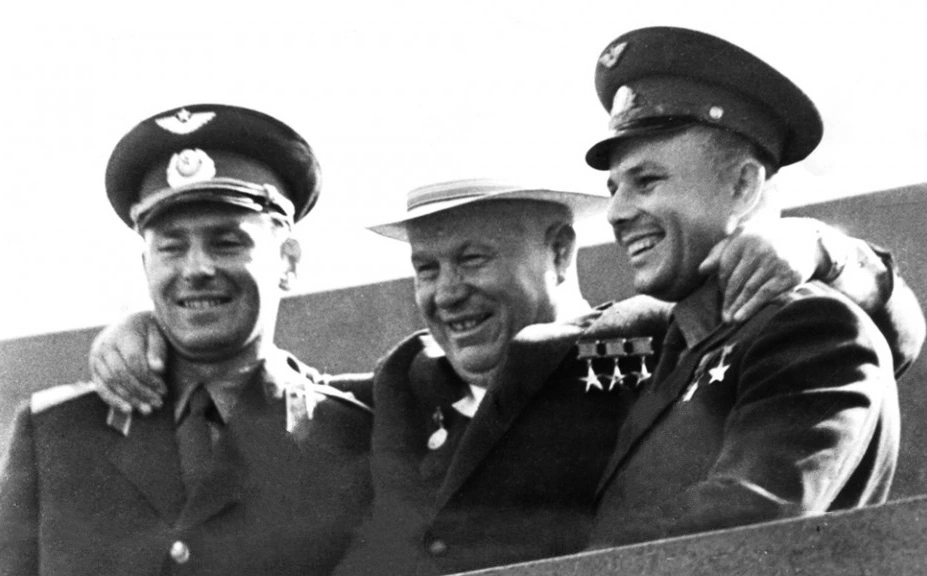 Nikita Khrushchev e Nikita Khrushchev Fotografia em preto e branco: Nikita Khrushchev com os cosmonautas Gherman Titov, à esquerda, e Iuri Gagarin durante a Guerra Fria.