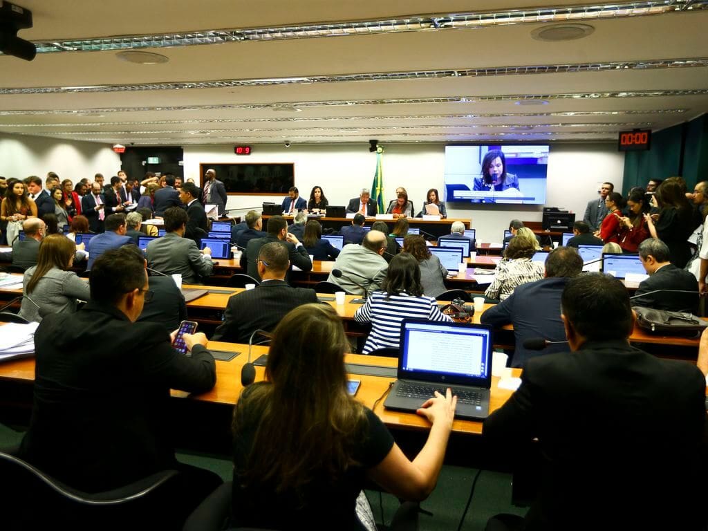 Leitura do relatório da PEC sobre o FUNDEB em sala com deputados.
