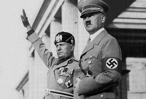 Benito Mussolini e Adolf Hitler. Texto que fala o que é fascismo. 