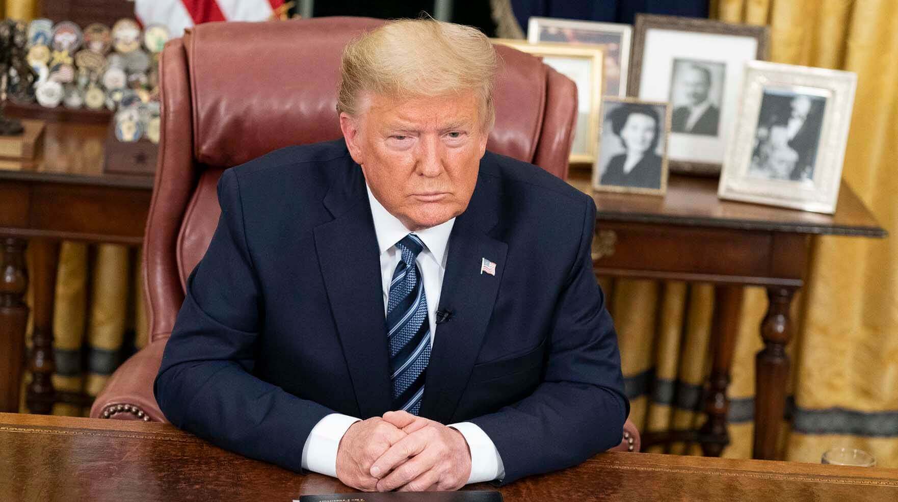 Na imagem, donald trump sentado. Texto: Como funciona o financiamento da OMS?