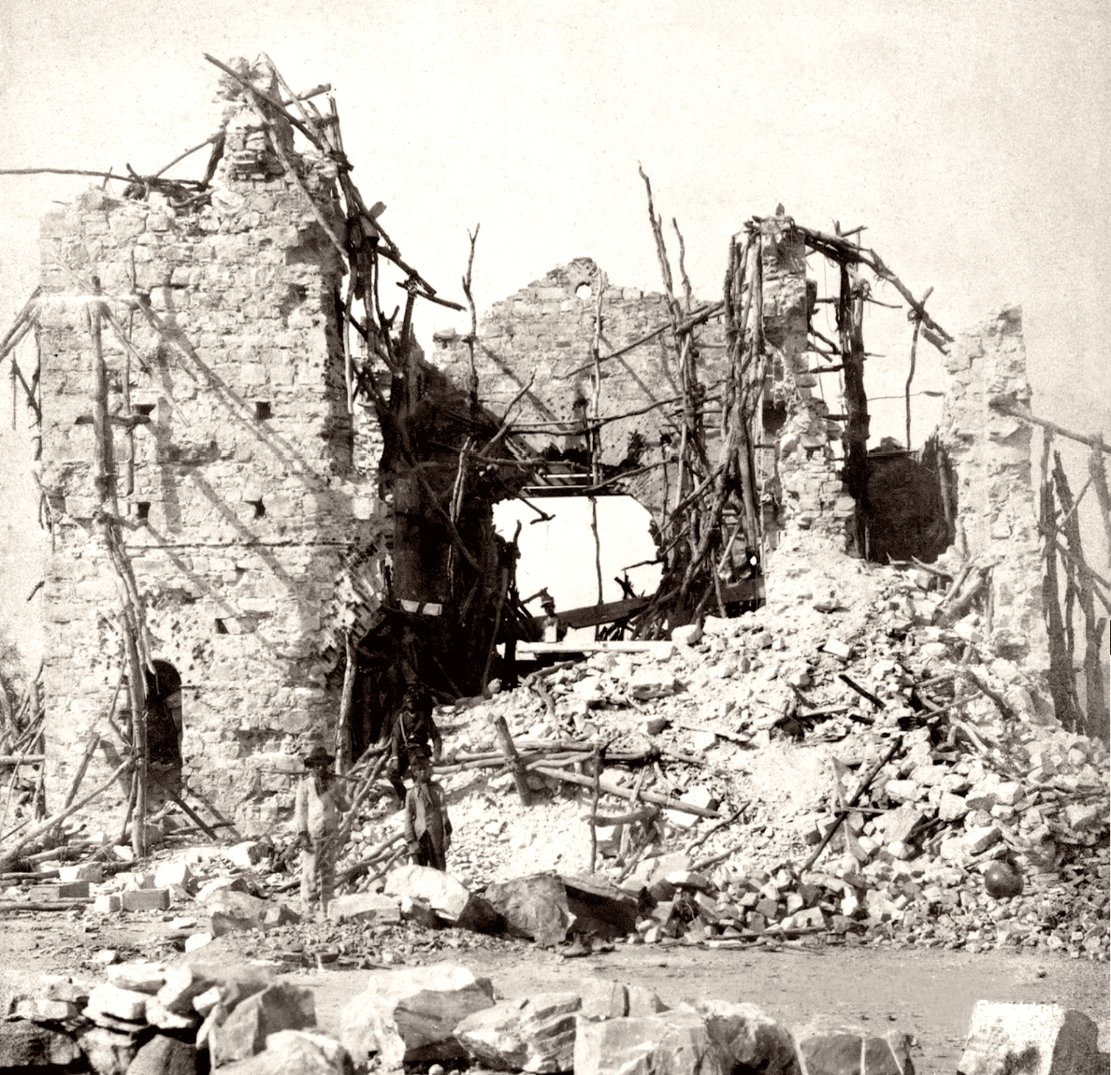 Igreja de Canudos depois dos ataques. Conteúdo sobre Guerra de Canudos.