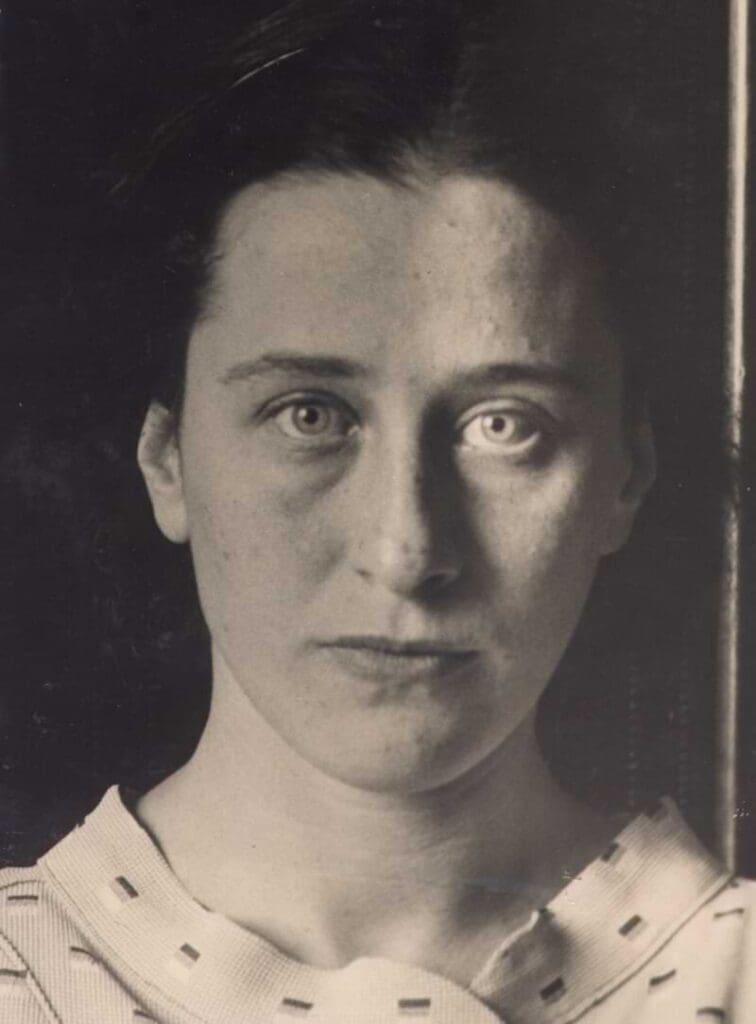 Foto da decada de 30 de olga benario, mulher branca com olhos claros,