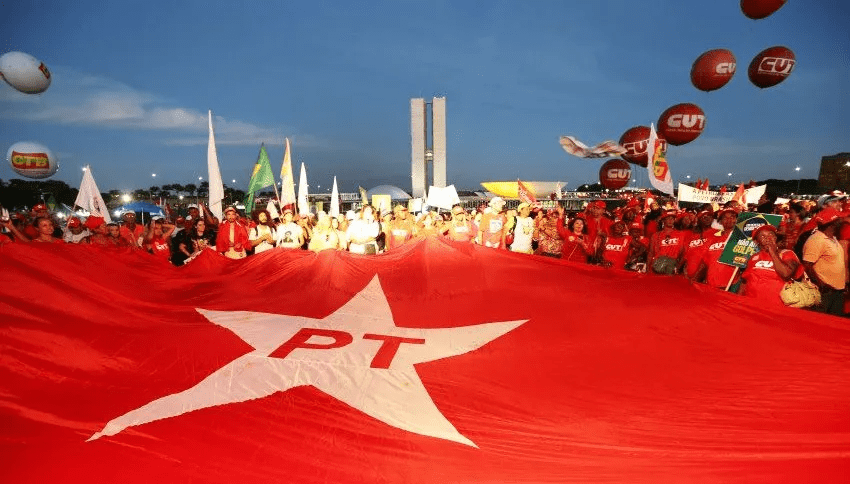 Manifestantes carregando bandeira do PT durante ato em Brasília Imagem: Lula Marques/PT.