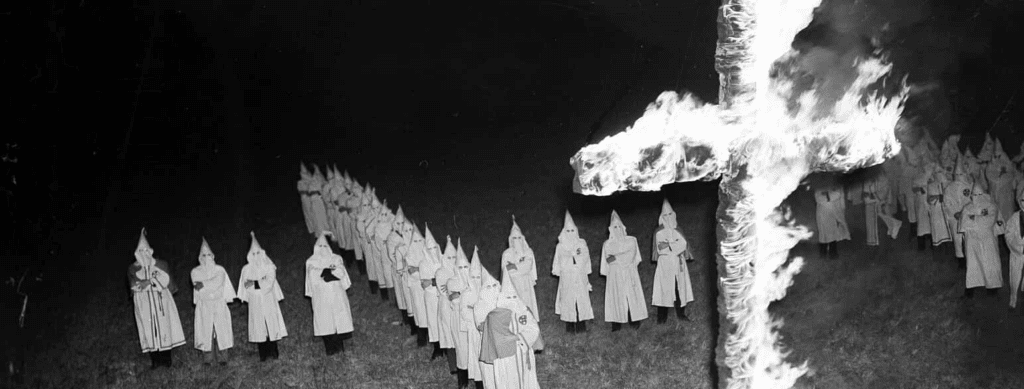 Origem, história e desfecho da Ku Klux Klan | Politize!