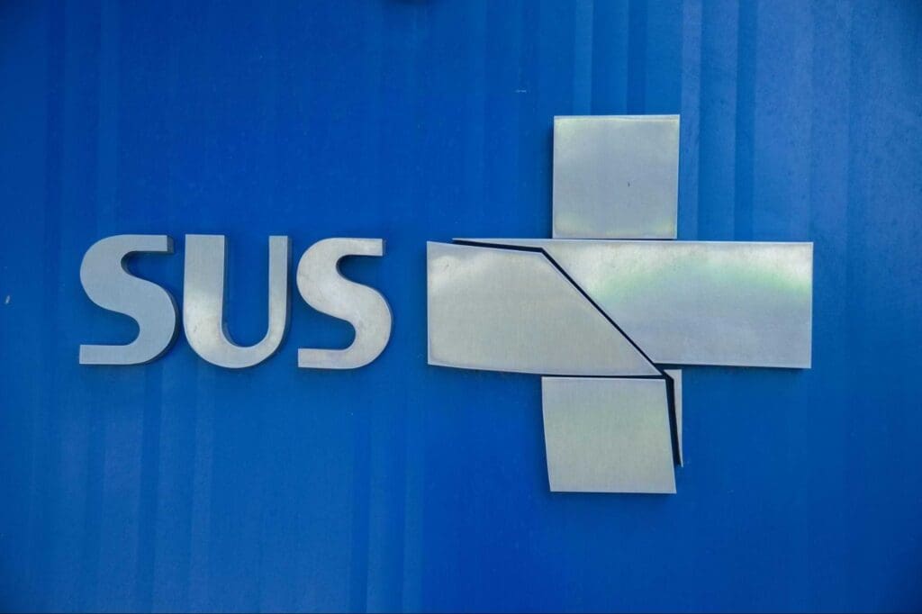Imagem do logo do SUS, importante mecanismo de promoção da saúde pública no Brasil