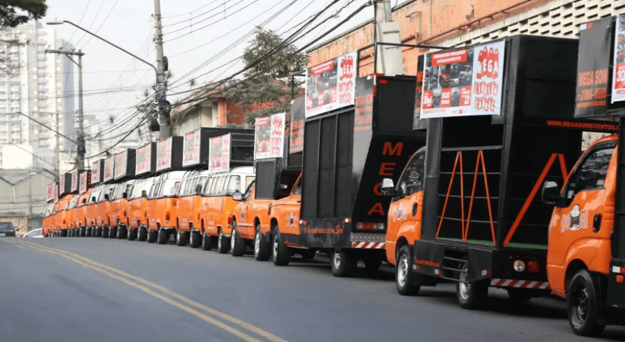 Carros de som enfileirados perto das eleições municipais de 2020. Os carros de som são utilizados para o jingle eleitoral. Foto: Mega Som/ Facebook.