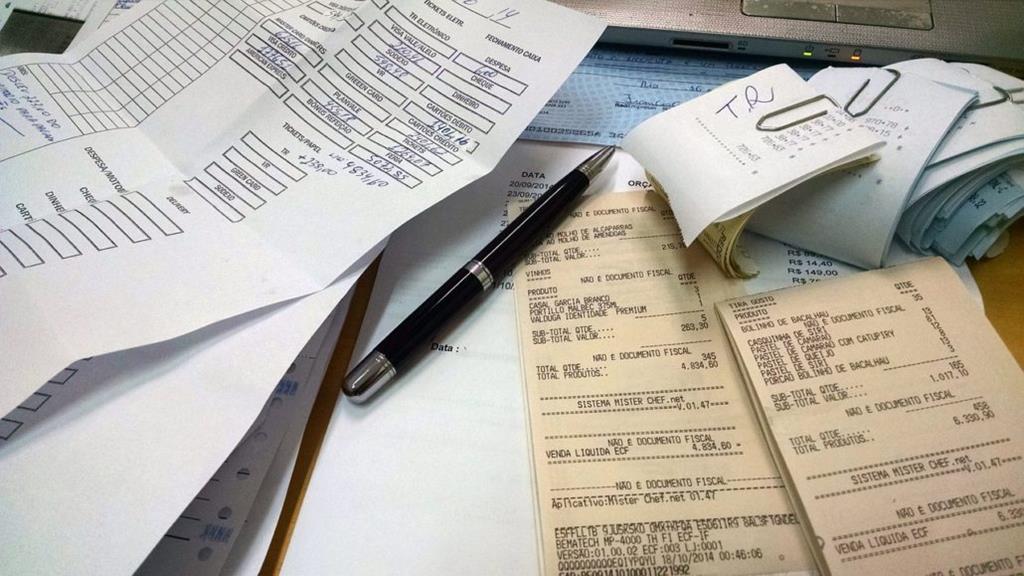 Cupons e notas fiscais, instrumentos onde costumam estar marcados impostos sobre probdutos. Texto: Impostos: afinal, por que existem?