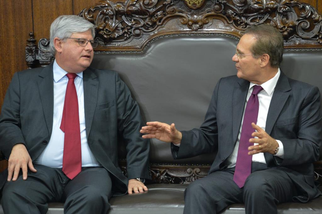 Procurador-geral da República Rodrigo Janot acompanhado de Renan Calheiros. Texto sobre Procuradoria-Geral da República.