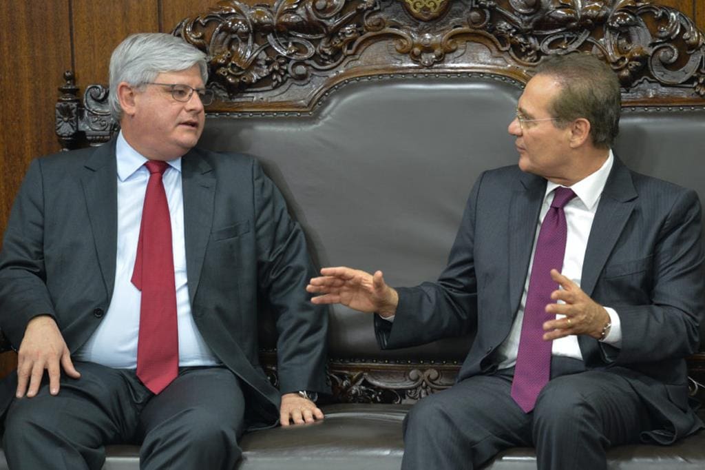Procurador-geral da República  Rodrigo Janot acompanhado de Renan Calheiros. Texto sobre Procuradoria-Geral da República.