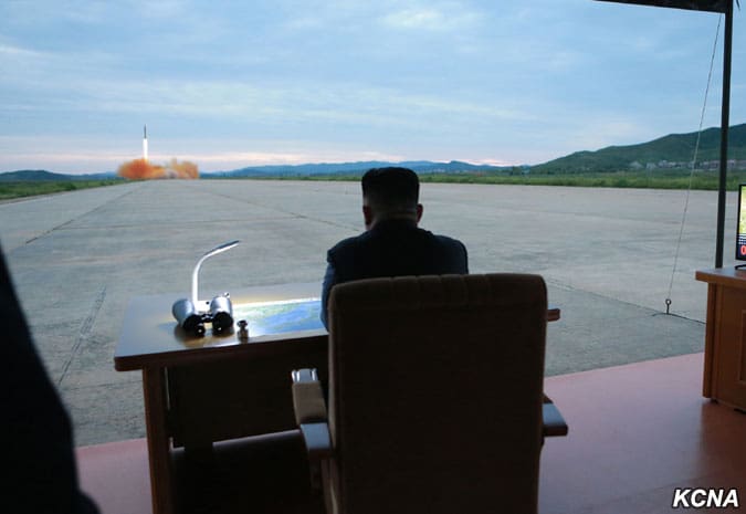 Kim Jong-un em uma cabine, observando o teste de um míssil nuclear.