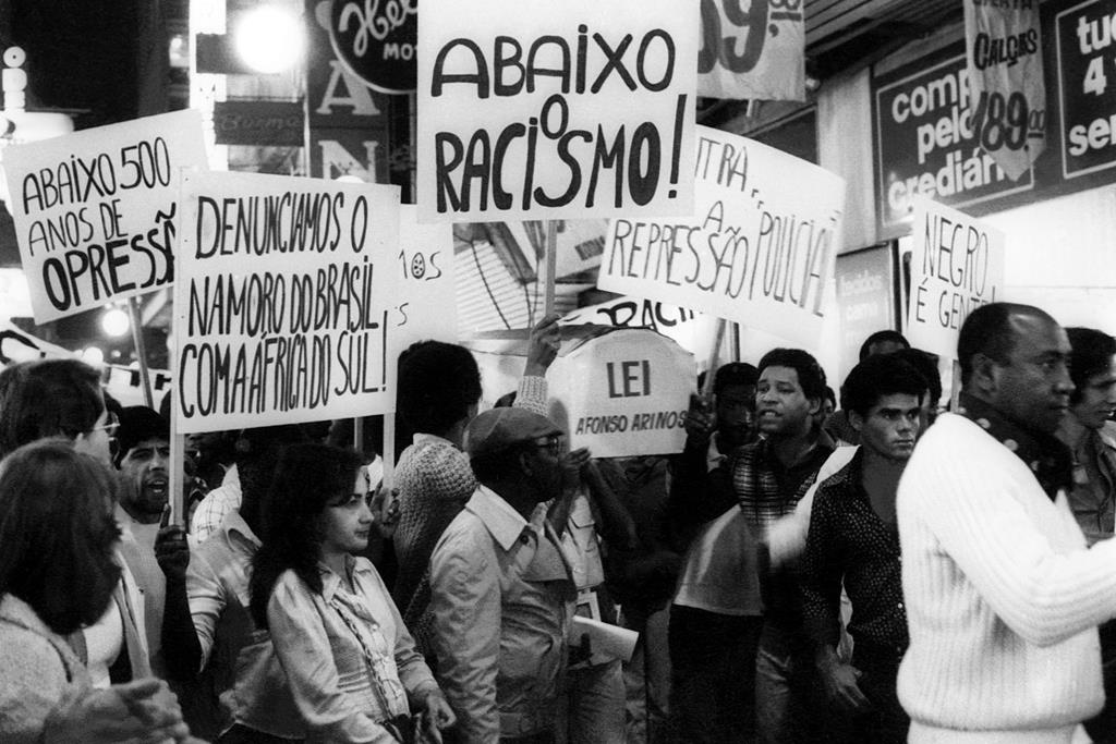 Muito se fala, principalmente no contexto de ingresso em universidades públicas, sobre as cotas raciais, sociais e de escolas públicas. Em especial, neste texto, o Politize! trará uma explicação sobre o que são as cotas raciais, como e por que surgiram, o histórico e argumentos usados a favor e contra elas. Fique ligado!