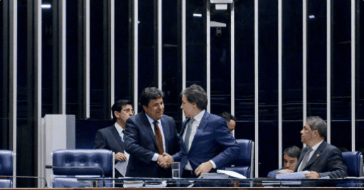 Ministro da Educação Mendonça Filho cumprimenta presidente do Senado, Eunício Oliveira. 