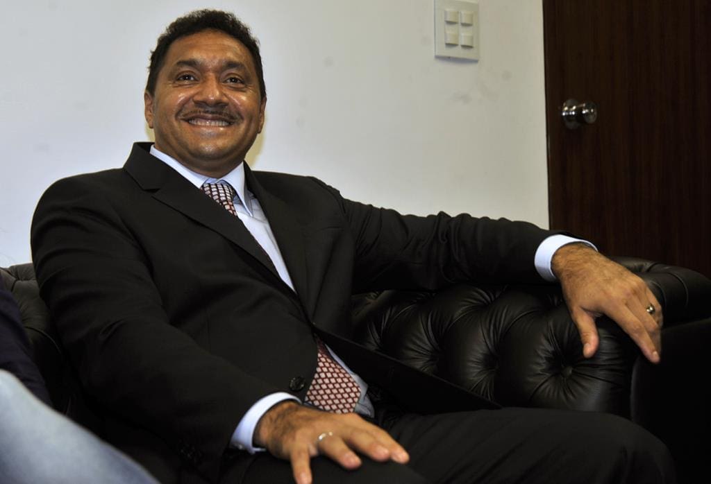 Imagem de Tiririca sentado, sorridente. Texto: Como são eleitos os deputados federais e estaduais?