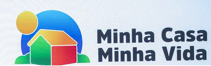 Logo do “Programa Minha Casa, Minha Vida”, com imagem formada por uma casa verde, amarela e vermelha, em um horizonte azul. Ao lado da casa, está escrito “Minha Casa, Minha Vida” com fonte preta.