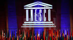 Logo da UNESCO. Texto: O que é a UNESCO?
