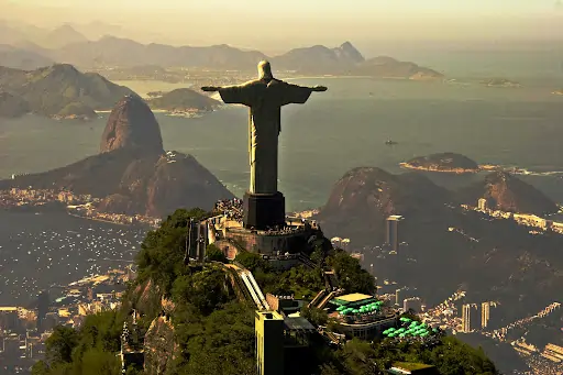 Imagem do Cristo Redentor. Texto: O que é a UNESCO?