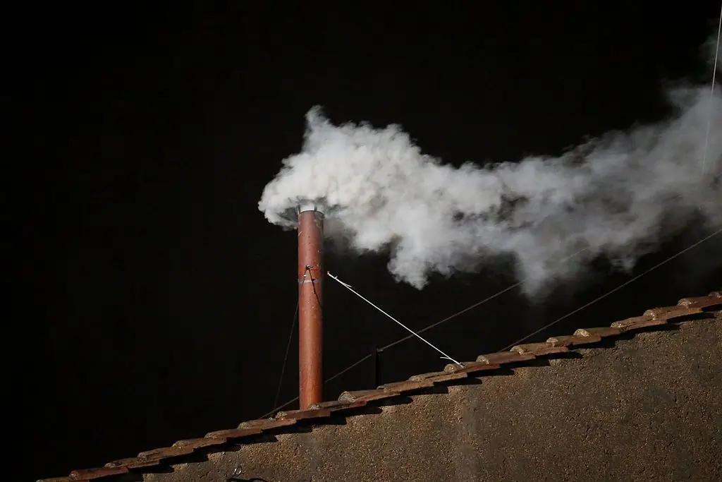 Fumaça branca é vista do teto da Capela Sistina, indicando que o Colégio dos Cardeais elegeu um novo Papa em 13 de março de 2013 na Cidade do Vaticano, Vaticano.