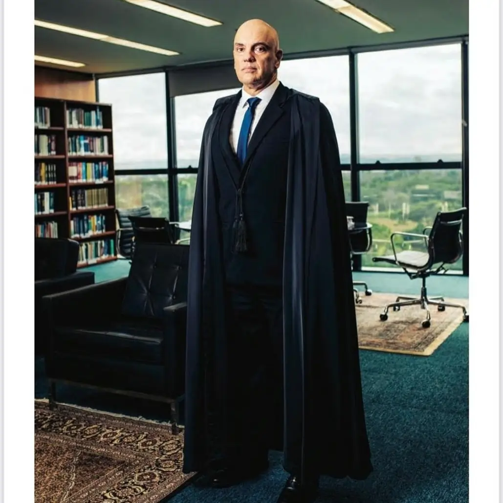 Ministro Alexandre de Moraes, usando terno e toga, em ensaio para revista The New Yorker.