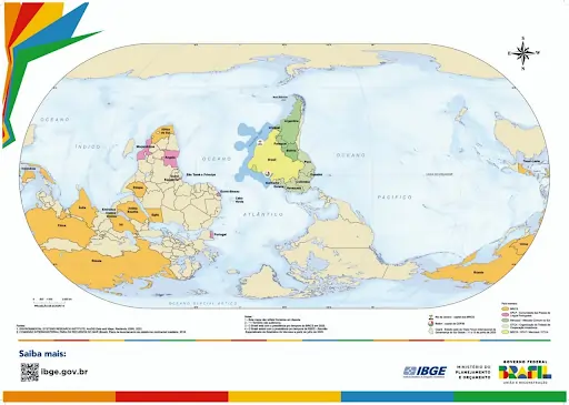 Mapa-múndi invertido do IBGE 2025.
