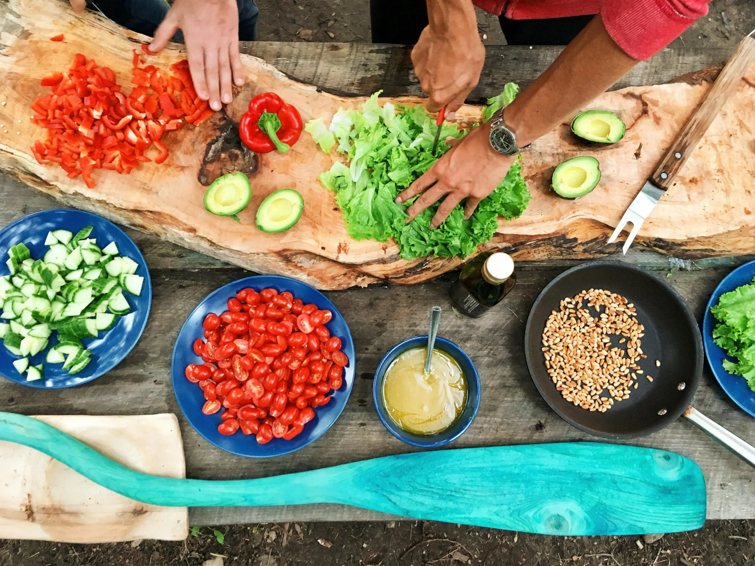 Pessoa preparando uma refeição com alimentos saúdaveis.